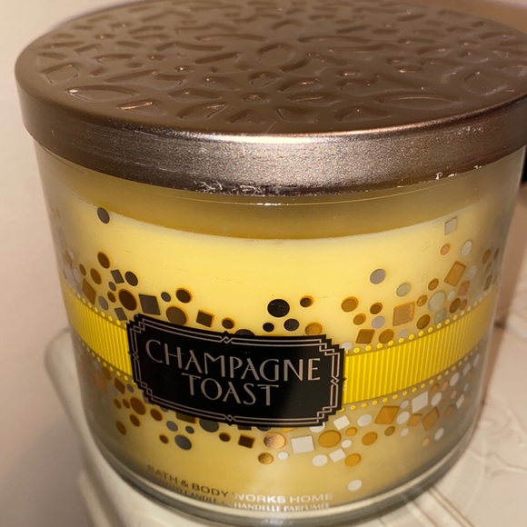 ⭐️ HTF BBW Champagne Toast Candle - Picture 1 of 2